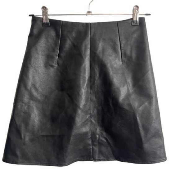 Women’s Beige BoTany Vintage Black Vegan Leather Skirt Size Small! - Picture 3 of 7